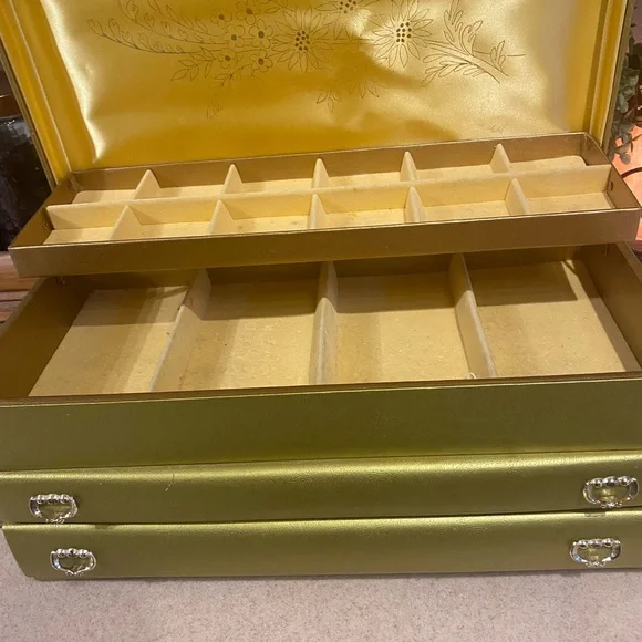 Vintage ladies extra large BUXTON jewelry box. Overall good condition - Picture 2 of 9